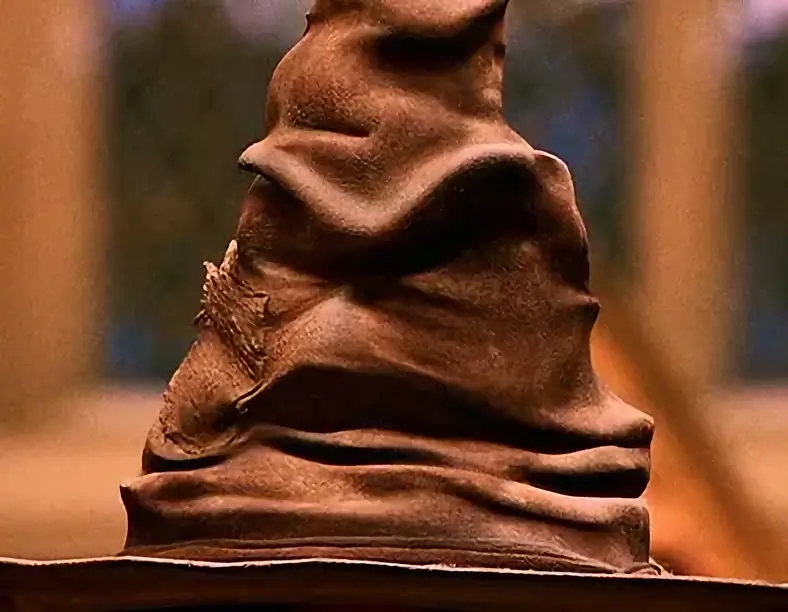 Il Cappello Parlante, l'oggetto magico che smista gli studenti di Hogwarts nelle Case in Harry Potter.