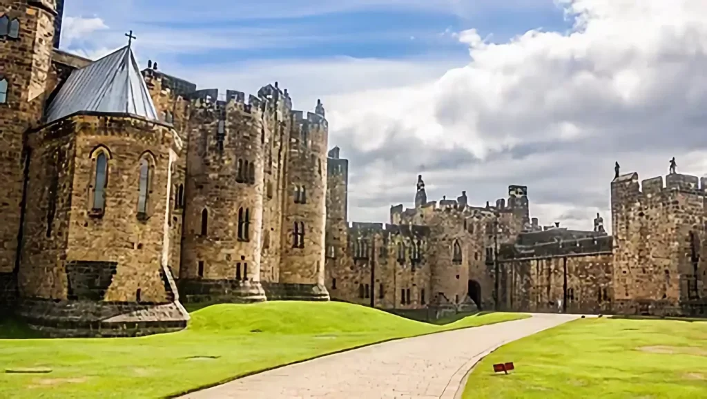 Veduta del Castello di Alnwick, utilizzato come location per Hogwarts nei film di Harry Potter.