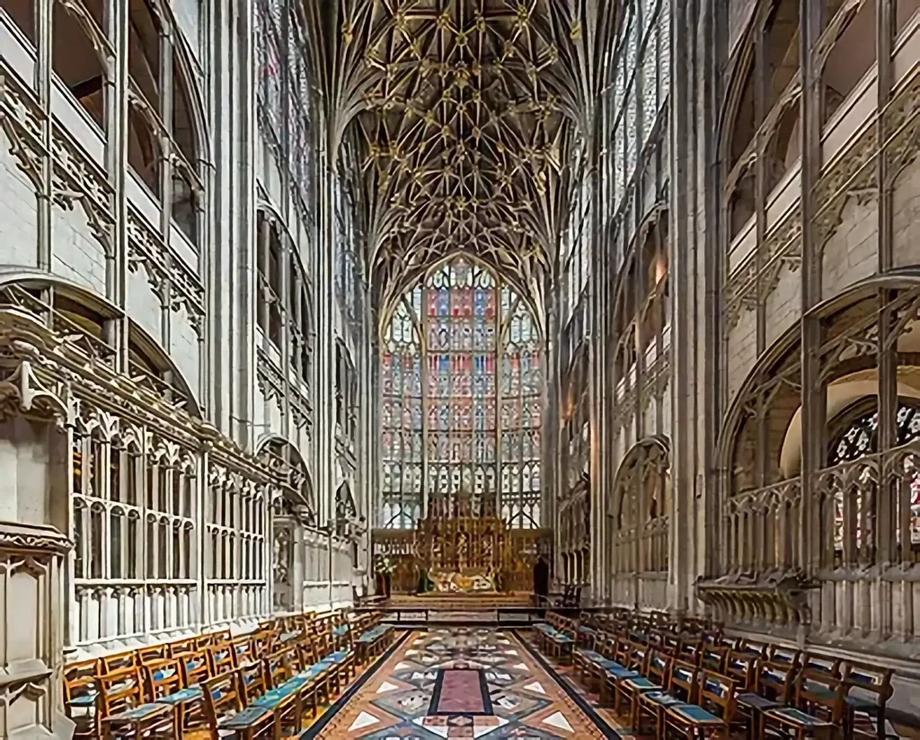 Interno della Cattedrale di Gloucester con arcate gotiche, usata come location nei film di Harry Potter.