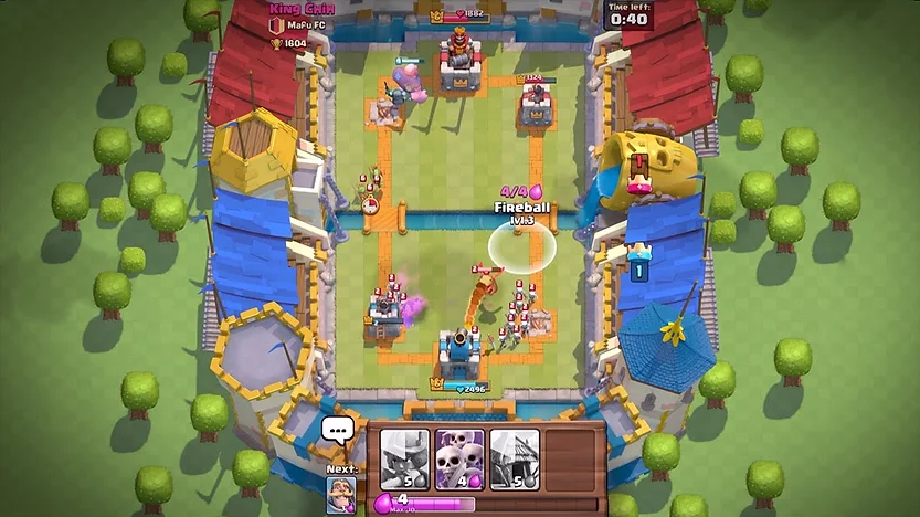 Gameplay di Clash Royale con arene, truppe, e incantesimi in azione.