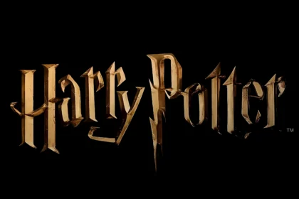Logo dorato di Harry Potter su sfondo nero.