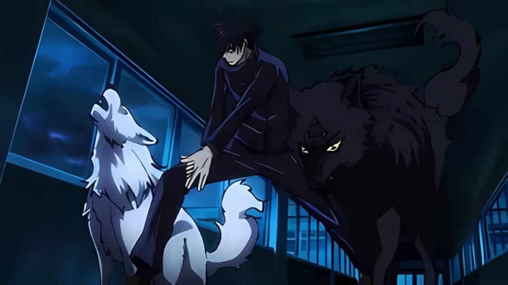 Megumi Fushiguro di Jujutsu Kaisen evoca i Cani Shikigami, un lupo bianco e uno nero, in un'ambientazione oscura e misteriosa.