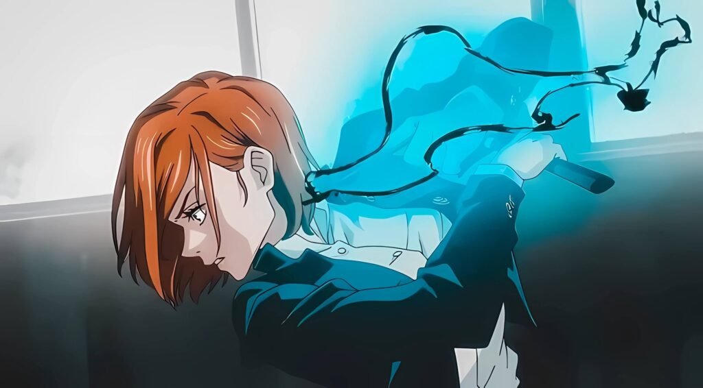 Nobara Kugisaki di Jujutsu Kaisen esegue un attacco magico con il martello, avvolta da un'aura blu luminosa.