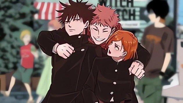 Yuji Itadori abbraccia Megumi Fushiguro e Nobara Kugisaki, tre protagonisti di Jujutsu Kaisen in uniforme scolastica, durante una passeggiata in città