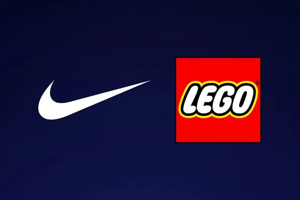Loghi di Nike e Lego su sfondo blu, simbolo della loro collaborazione per il 2025.