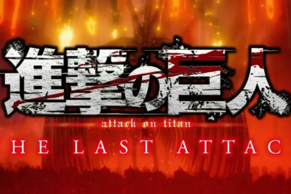 Logo di "Attack on Titan: The Last Attack" con sfondo rosso e fiamme.