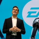 Dirigente di Electronic Arts insieme a un robot futuristico con il logo di EA sul petto, su uno sfondo con il logo EA.