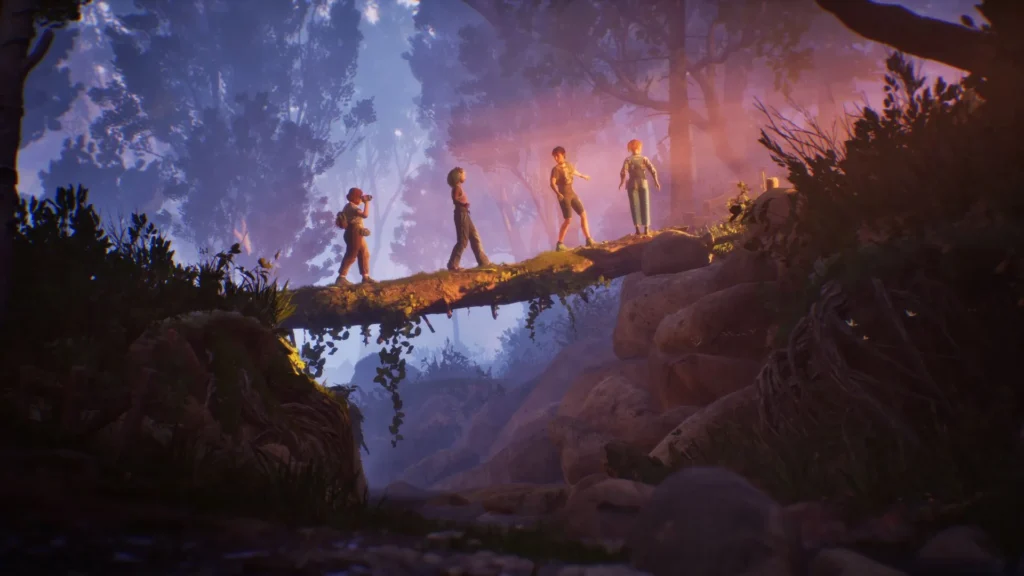 Quattro personaggi camminano su un tronco di legno in un ambiente naturale e suggestivo, avvolto da una leggera foschia e colori accesi all'alba o al tramonto.