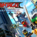 Scena d'azione del videogioco The LEGO Ninjago Movie, con personaggi LEGO ninja impegnati in una battaglia epica nella città di Ninjago.