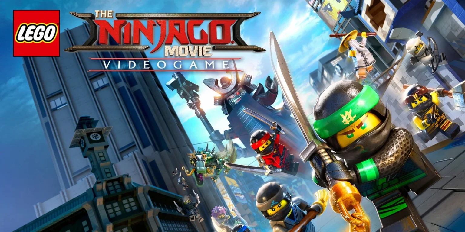 Scena d'azione del videogioco The LEGO Ninjago Movie, con personaggi LEGO ninja impegnati in una battaglia epica nella città di Ninjago.