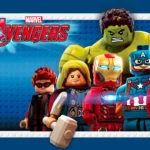 Personaggi LEGO ispirati agli Avengers con sfondo blu e il logo LEGO Marvel Avengers in evidenza.