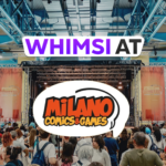 Whimsi Community alla fiera Milano Comics & Games, con una grande folla radunata davanti al palco principale, pronta per assistere agli eventi e alle presentazioni