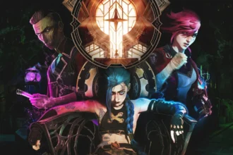 Jinx, Silco e Vi, personaggi principali di Arcane, posano in un'ambientazione oscura e distopica con un'iconica finestra illuminata sullo sfondo.