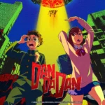 Immagine promozionale di Dandadan, un anime caratterizzato da un mix di azione e mistero, con due protagonisti sorpresi mentre assistono a un rapimento UFO in un contesto urbano con creature bizzarre. Disponibile su Cruncyroll Netflix e opening da Record per i Creepy Nugs