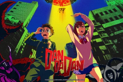 Immagine promozionale di Dandadan, un anime caratterizzato da un mix di azione e mistero, con due protagonisti sorpresi mentre assistono a un rapimento UFO in un contesto urbano con creature bizzarre. Disponibile su Cruncyroll Netflix e opening da Record per i Creepy Nugs