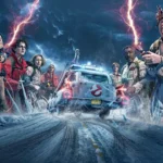 Il team di Ghostbusters, vecchi e nuovi membri, si prepara a combattere entità paranormali con fulmini di protoni mentre la Ecto-1 sfreccia su una strada innevata.