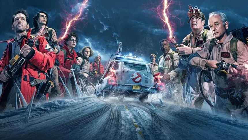 Il team di Ghostbusters, vecchi e nuovi membri, si prepara a combattere entità paranormali con fulmini di protoni mentre la Ecto-1 sfreccia su una strada innevata.