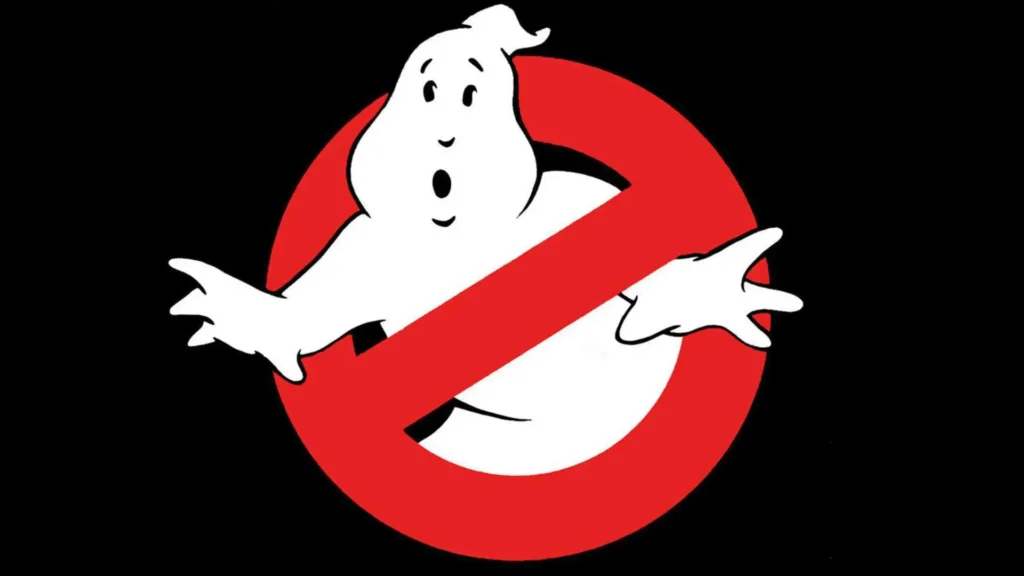 Iconico logo di Ghostbusters, con il fantasma bianco dietro il simbolo di divieto rosso.