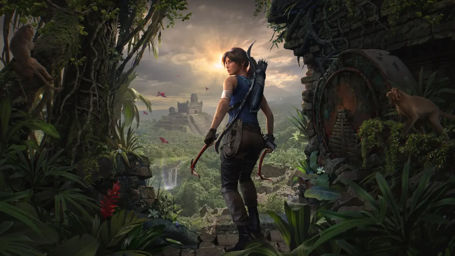 Lara Croft si trova all'entrata di un'antica rovina nella giungla, guardando un antico tempio illuminato dal tramonto, con la natura rigogliosa intorno a lei.