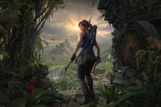 Lara Croft si trova all'entrata di un'antica rovina nella giungla, guardando un antico tempio illuminato dal tramonto, con la natura rigogliosa intorno a lei.