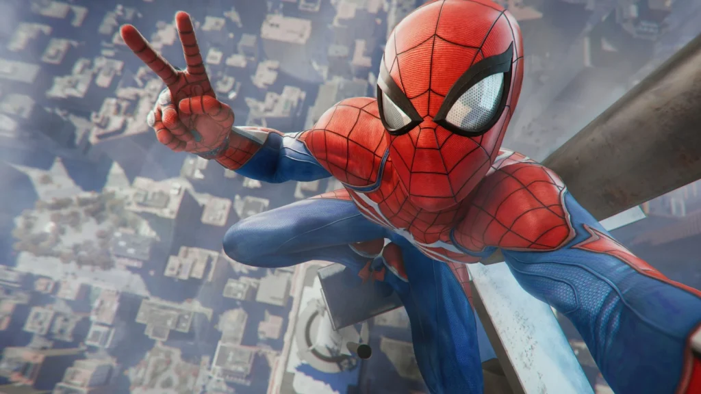 Spider-Man fa un segno di pace mentre si arrampica su un edificio, con una vista mozzafiato della città sottostante.