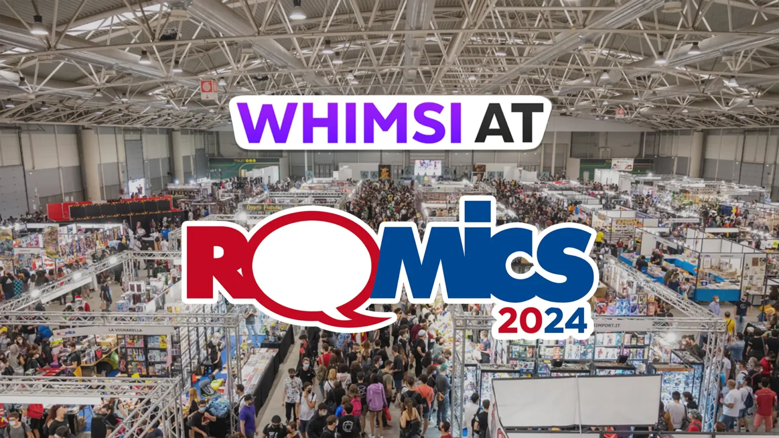 Una panoramica di Romics 2024, una fiera piena di stand e visitatori. Il logo di Whimsi è in evidenza nella parte superiore insieme a quello di Romics 2024.