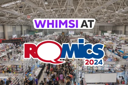 Una panoramica di Romics 2024, una fiera piena di stand e visitatori. Il logo di Whimsi è in evidenza nella parte superiore insieme a quello di Romics 2024.