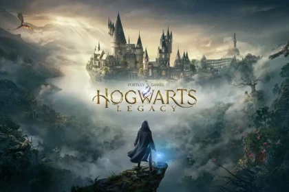 Personaggio di Hogwarts Legacy osserva il castello di Hogwarts in una valle nebbiosa.
