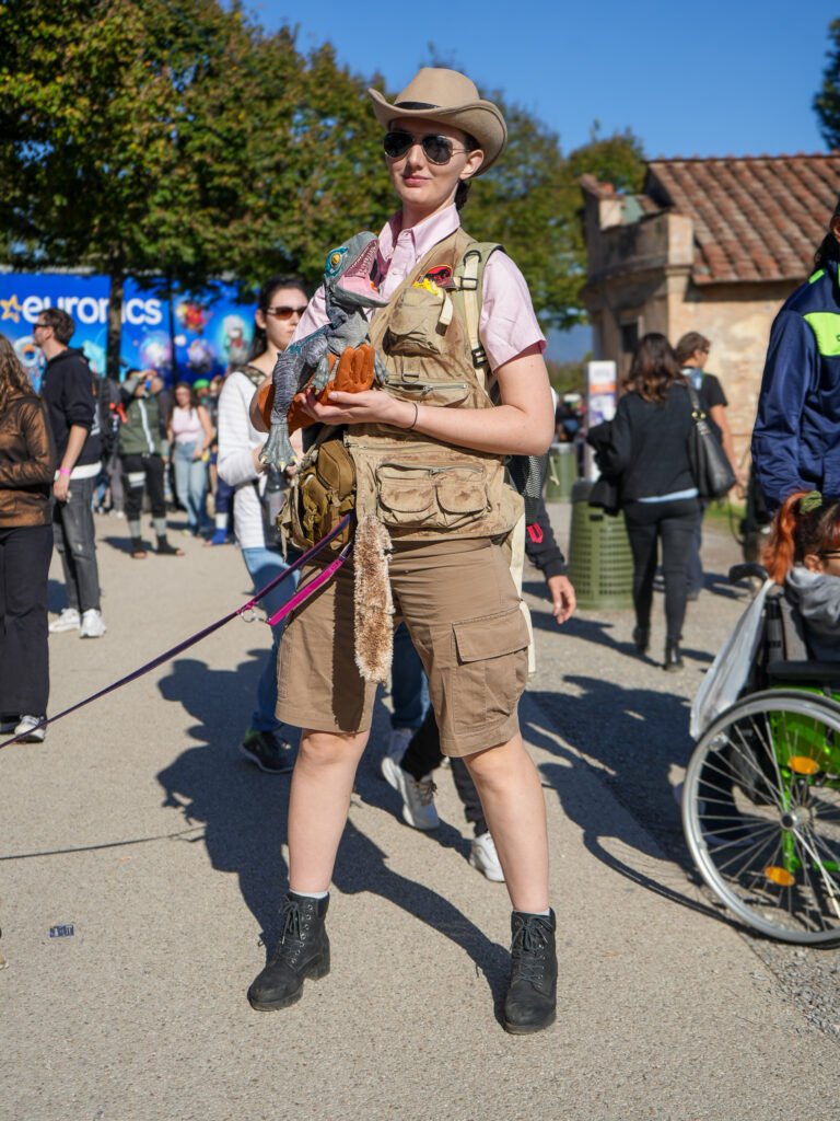 Cosplayer in stile Jurassic Park con un dinosauro alla Lucca Comics & Games 2024.