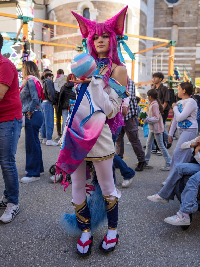 Cosplayer di Ahri di League of Legends alla Lucca Comics & Games 2024.