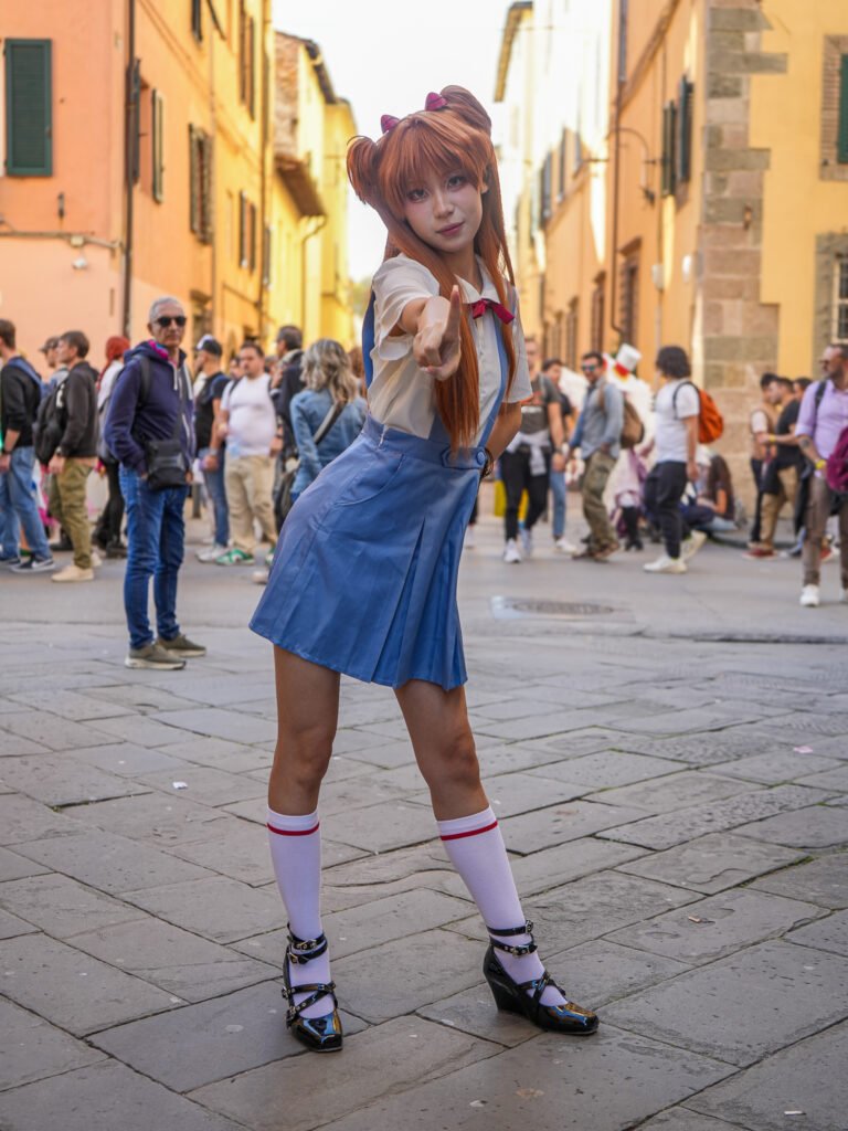 Cosplayer di Asuka Langley Soryu di Neon Genesis Evangelion alla Lucca Comics & Games 2024.