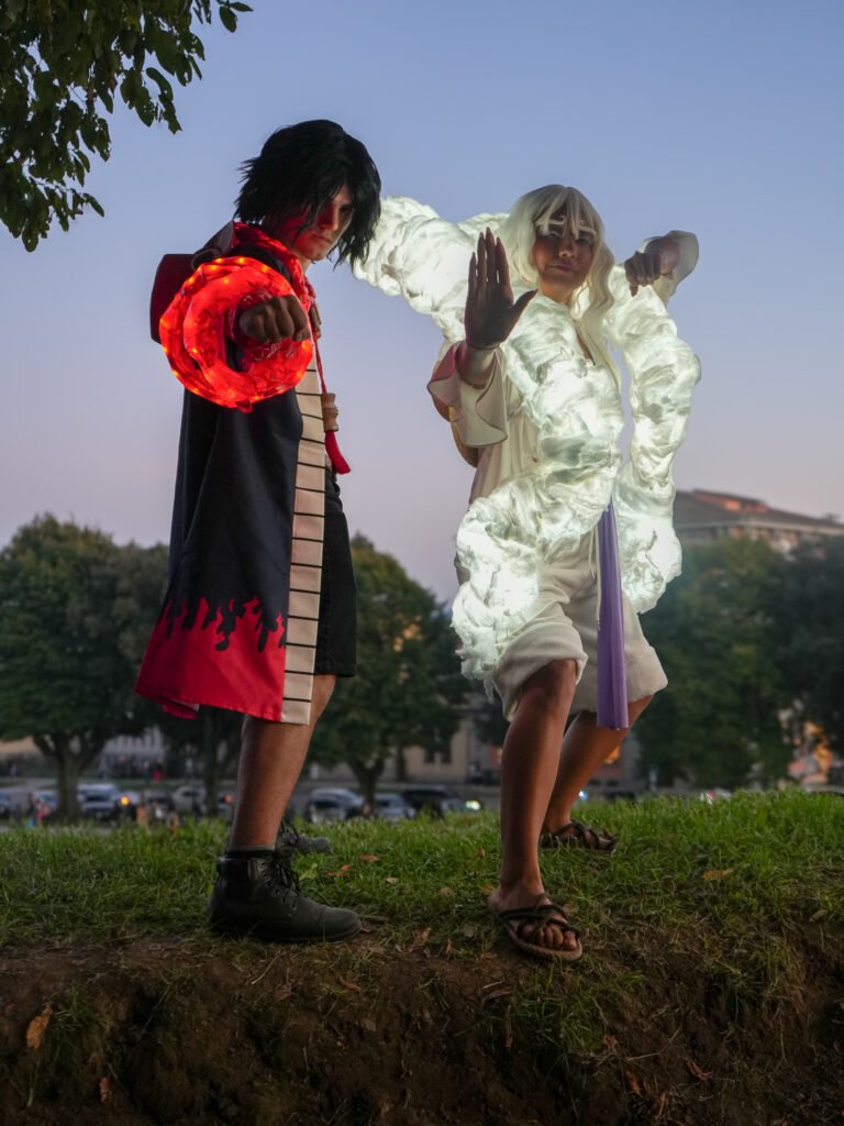 Cosplayer di One Piece con effetti luminosi rossi e bianchi alla Lucca Comics & Games 2024.