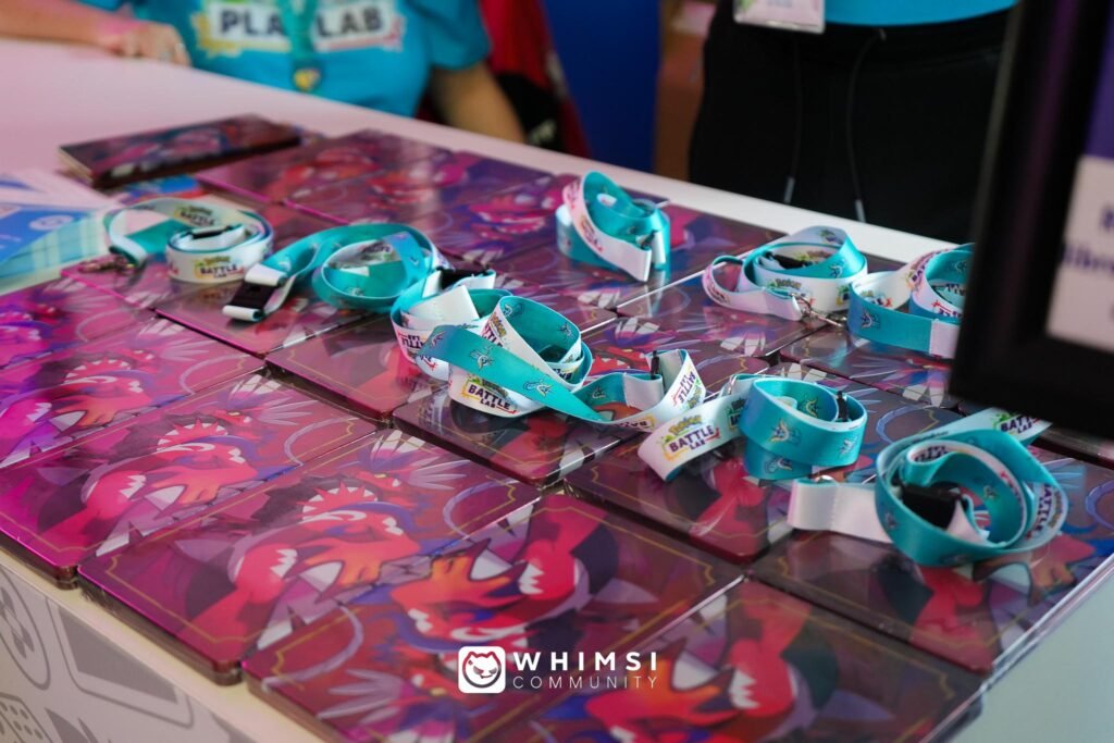 Gadget e braccialetti Pokémon Battle Academy esposti alla Lucca Comics & Games 2024.