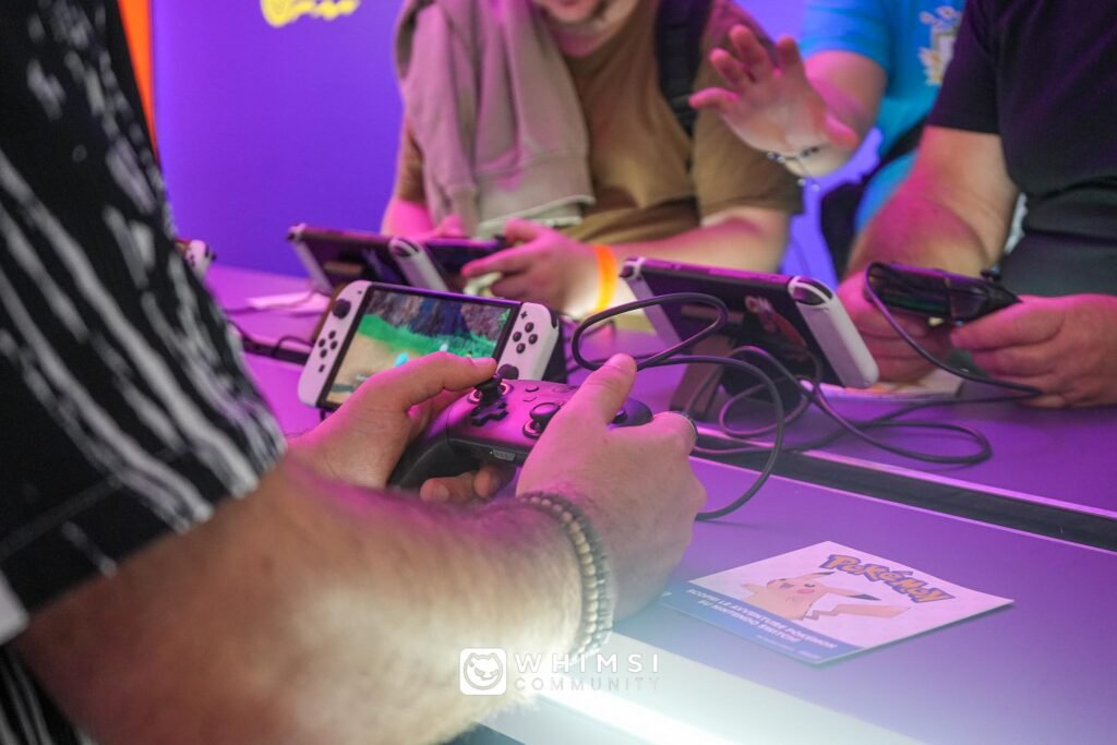 Visitatori provano giochi su Nintendo Switch alla fiera Lucca Comics & Games 2024.