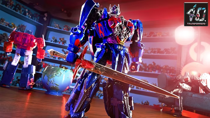 Action figure di Optimus Prime in primo piano con spada, circondato da altri Transformers in una stanza illuminata. Video Stop-Motion