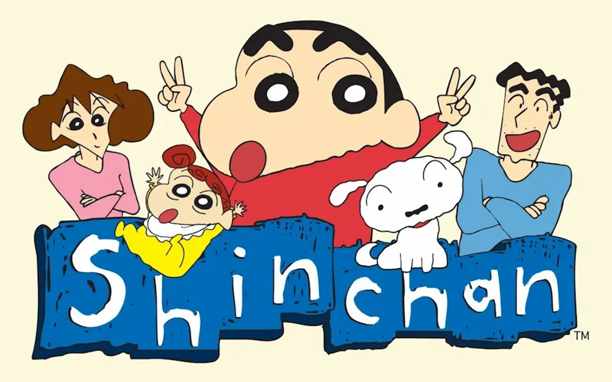 Illustrazione di Crayon Shin-chan con la sua famiglia e il cane Shiro, sul logo della serie animata.