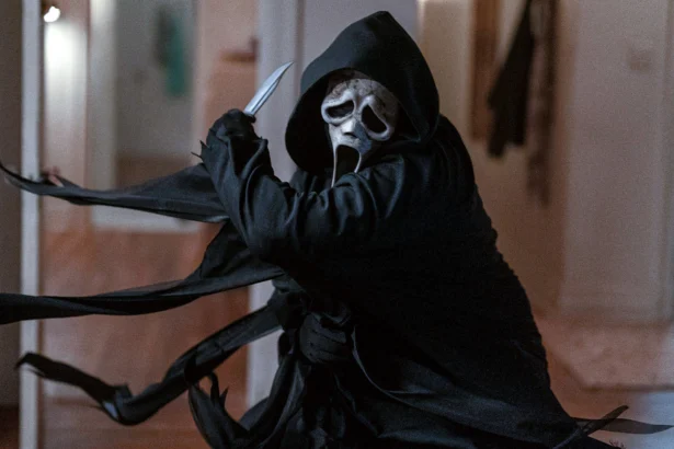 Ghostface brandisce un coltello in un'ambientazione domestica, pronto ad attaccare in Scream 7.