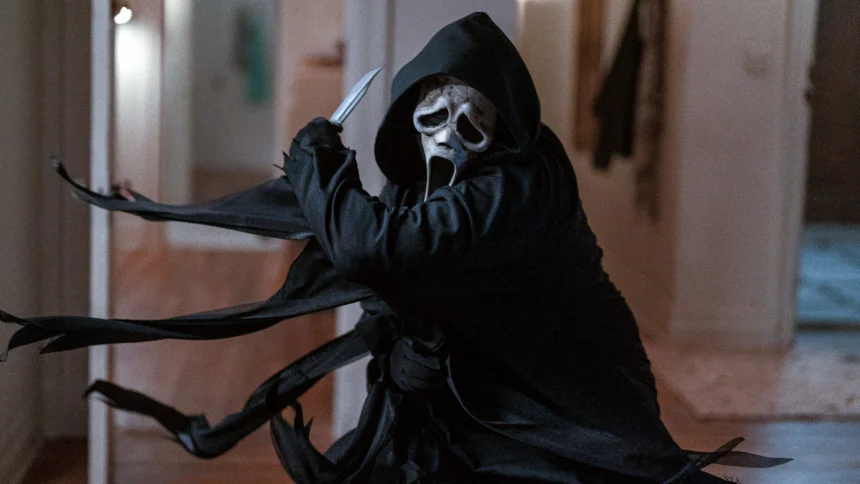 Ghostface brandisce un coltello in un'ambientazione domestica, pronto ad attaccare in Scream 7.