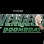 Logo di Avengers: Doomsday con il titolo in verde metallizzato e l'iconico simbolo degli Avengers. A destra, Captain Marvel (Brie Larson) con un'espressione determinata, mentre la sua mano emette un'energia luminosa.