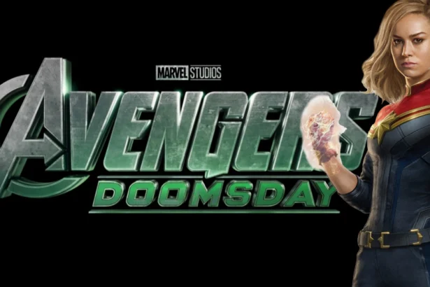 Logo di Avengers: Doomsday con il titolo in verde metallizzato e l'iconico simbolo degli Avengers. A destra, Captain Marvel (Brie Larson) con un'espressione determinata, mentre la sua mano emette un'energia luminosa.