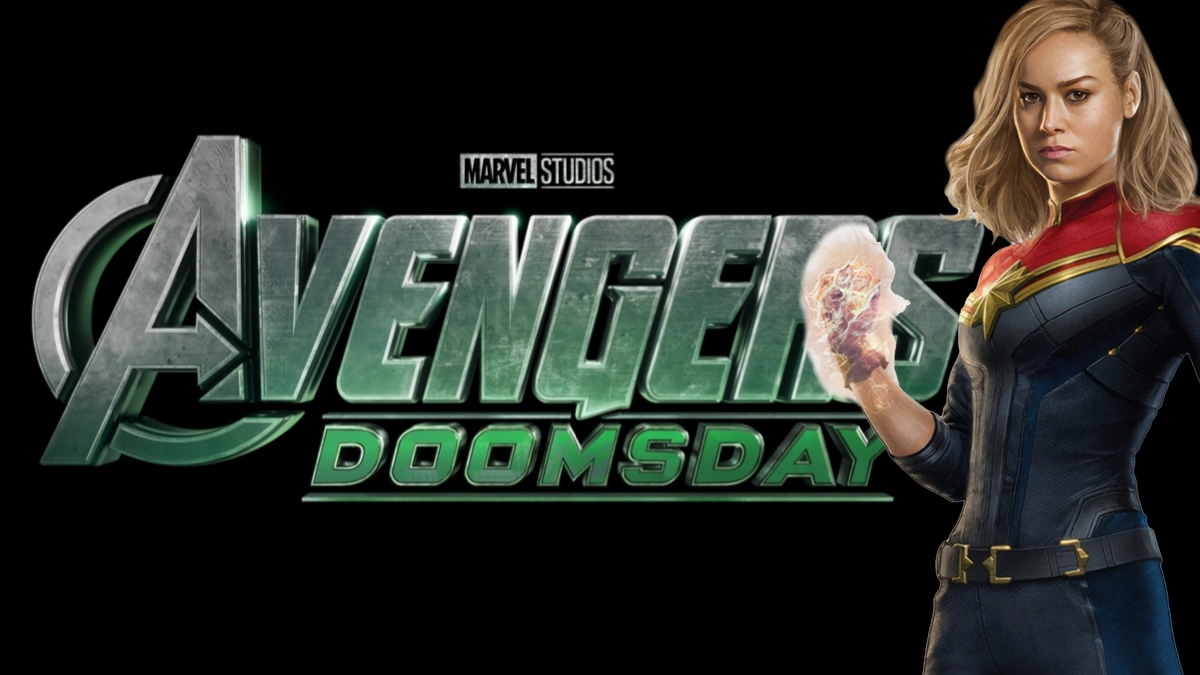 Logo di Avengers: Doomsday con il titolo in verde metallizzato e l'iconico simbolo degli Avengers. A destra, Captain Marvel (Brie Larson) con un'espressione determinata, mentre la sua mano emette un'energia luminosa.